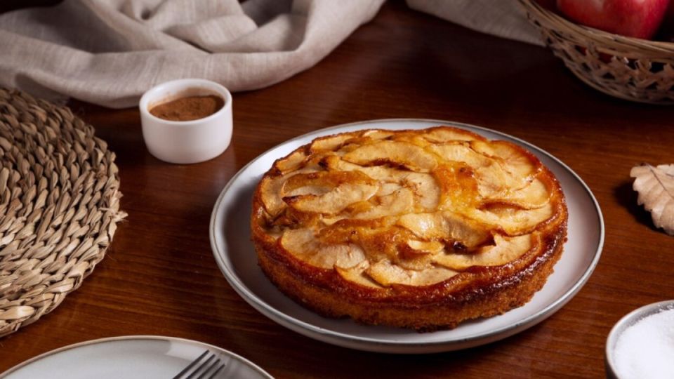 Шарлотку готовлю только по этому рецепту: с одними яблоками такого вкуса не добиться — нужен еще один ингредиент