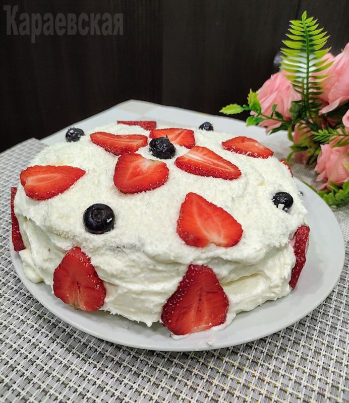 Шоколадный кето-торт с фруктами: вкус, который уложится в ваш рацион