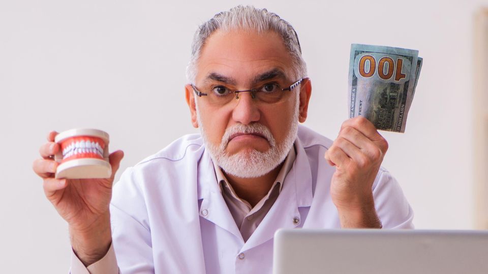 Небольшая хитрость поможет сэкономить на лечении зубов: разница в цене колоссальная