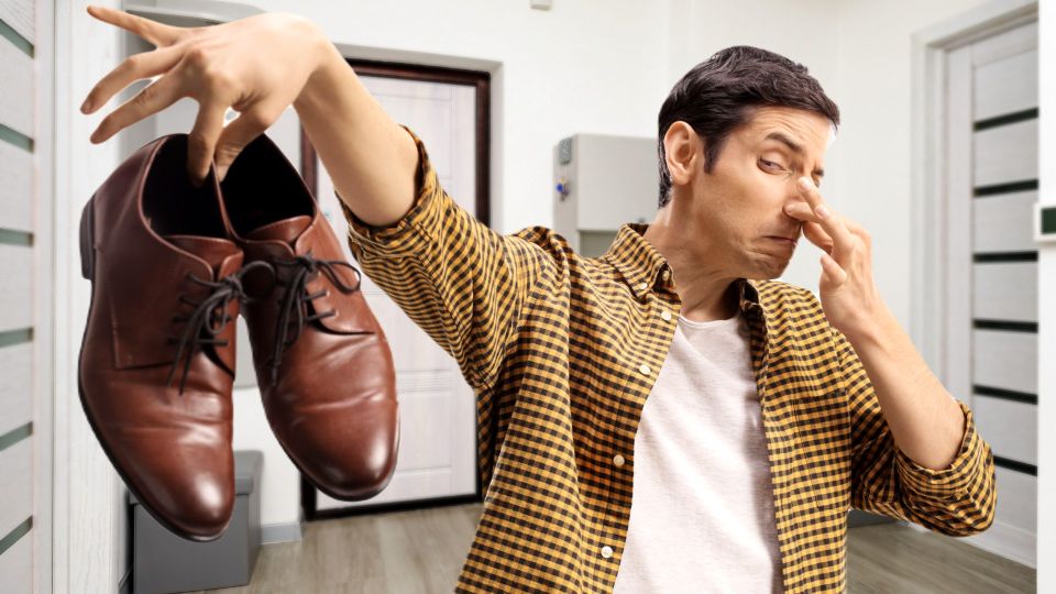 Копеечное средство позволит избавиться от запаха в обуви: неловких ситуаций больше не случится
