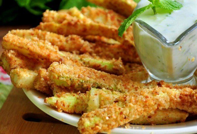 Вкусные и хрустящие: кабачковые палочки с сырной панировкой