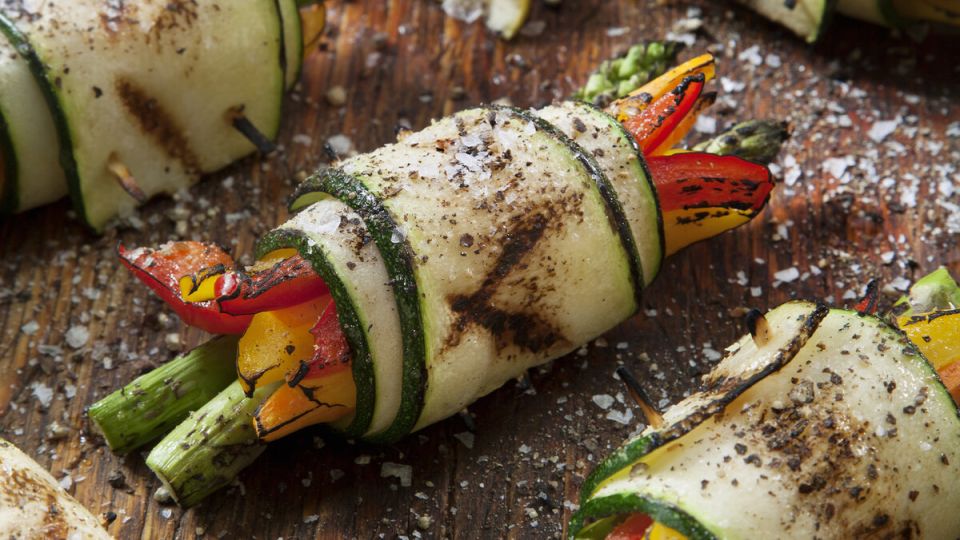 Летние овощные рулетики на гриле: легкость и вкус в каждом укусе