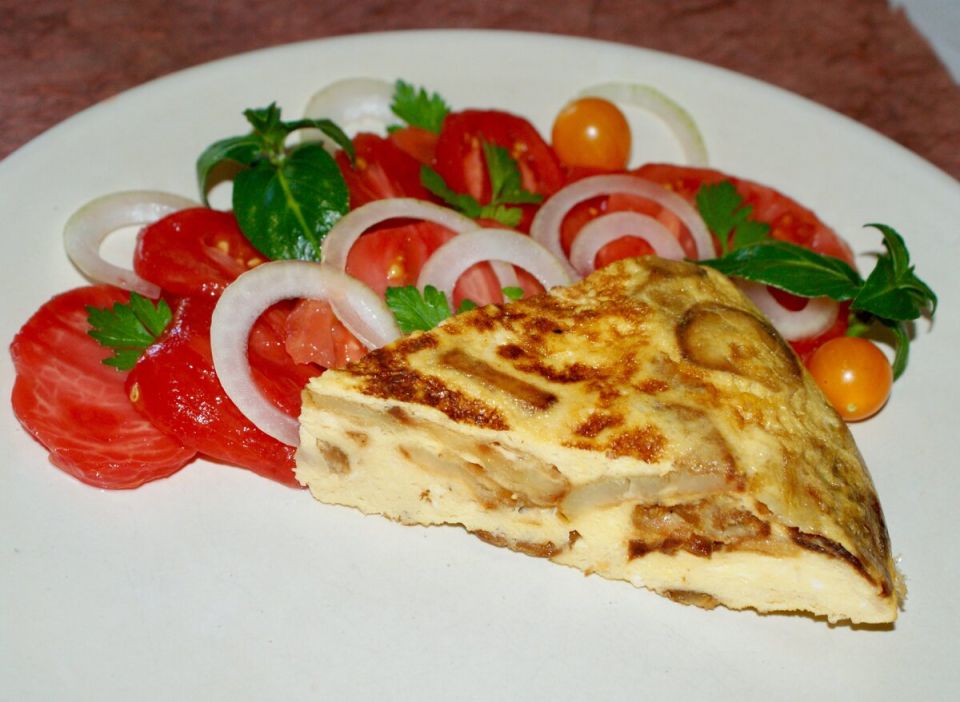 Как приготовить испанский омлет: сочный и сытный вариант