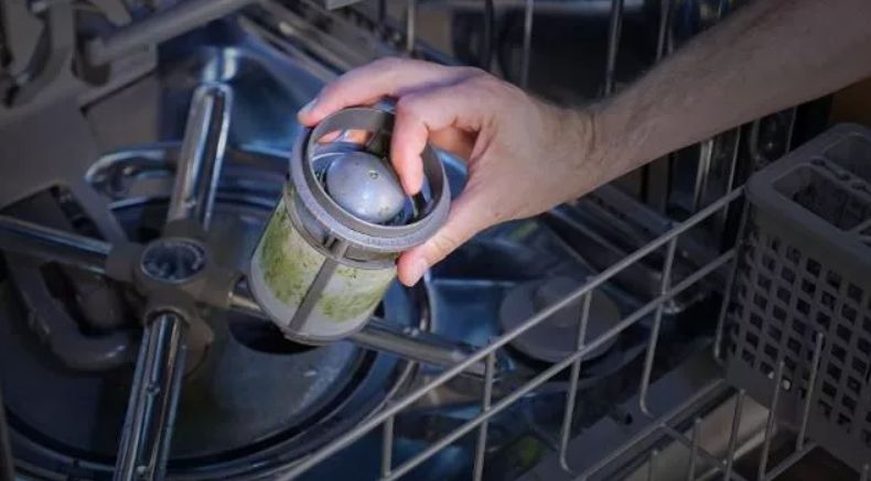 Как распознать засор в посудомойке и вернуть ей чистоту без лишних забот