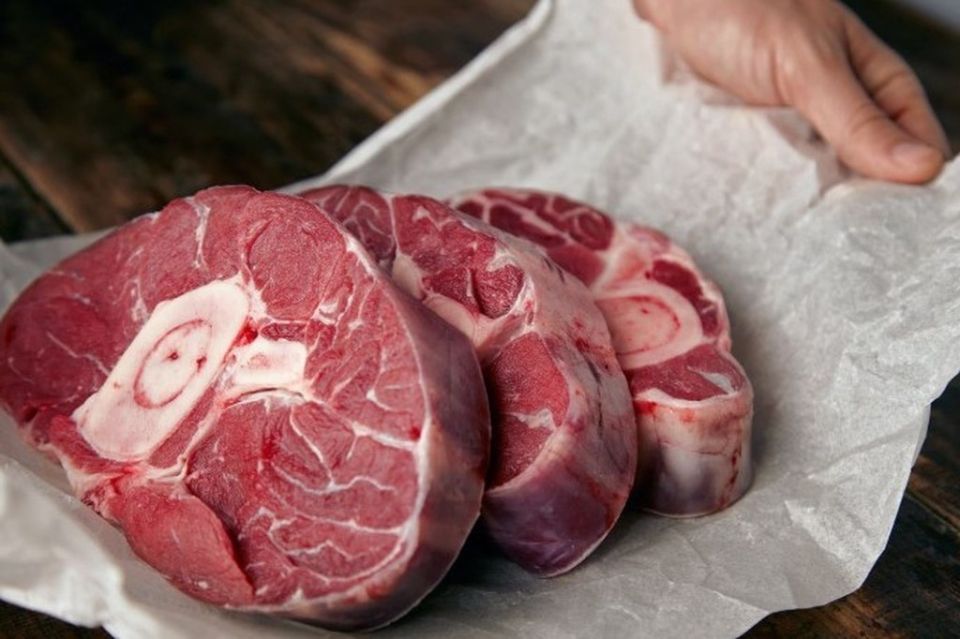 Как привычка мыть мясо влияет на безопасность кухни и здоровье