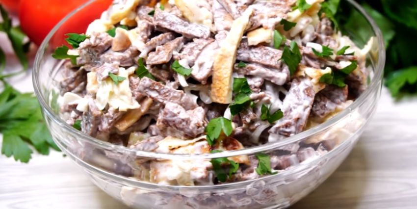 Салат с печенью и яйцом как спокойное решение для нового вкуса