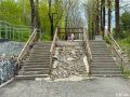 На аллее за 20 млн рублей на Сахалинской так и не доделали лестницу и уже испортили новые скамейки