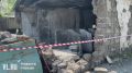 Стена заброшенного общественного туалета обрушилась во дворе дома на улице Нестерова
