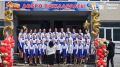 В школе 74 на Харьковской, 7 праздник для одиннадцатиклассников организовали во внутреннем дворе
