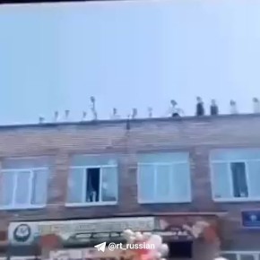 Школьники станцевали на неогороженной крыше на последнем звонке во Владивостоке