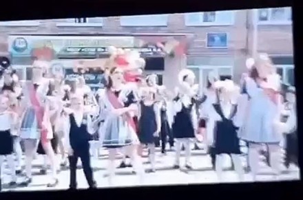 Во Владивостоке прокуратура проверит школу, где ученики на последнем звонке станцевали на крыше