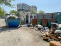Гора мусора и неприятный запах: жители улиц Гамарника и Постышева жалуются на переполненную контейнерную площадку и заброшенный уличный туалет
