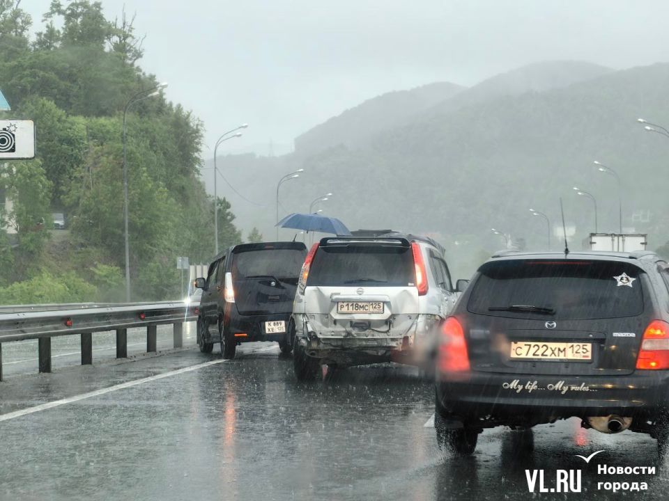 На Седанке столкнулись Honda Shuttle, Suzuki Wagon R и Nissan X-Trail
