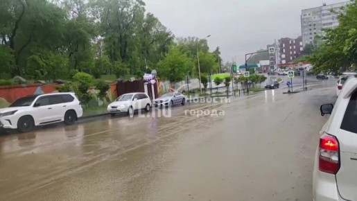 Грязевой поток льётся по Шилкинской в районе Нагорного парка