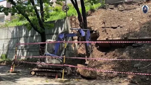 Причины обрушения подпорной стены на улице Лесной Владивостока устанавливают следователи СКР Приморья