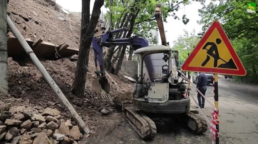 Владелец земельного участка на улице Лесной обследует территорию для дальнейшего укрепления откоса