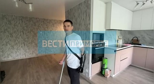 Владимир Медюлянов - участник СВО, обладатель трех Орденов Мужества, проводит корреспонденту «Вестей Приморье» экскурсию по пустой квартире