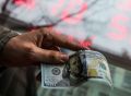 «Синие» доллары в банках Владивостока продают дороже или с комиссией