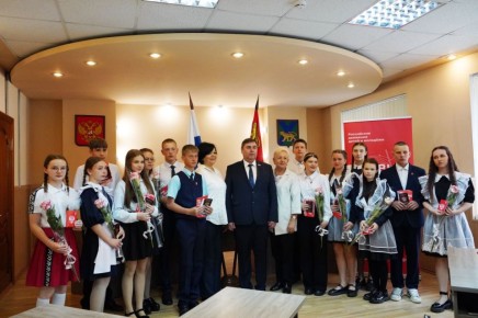 Шаг к ответственности и взрослой жизни: юные уссурийцы получили паспорта