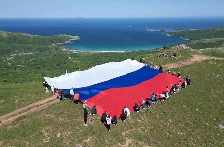 В честь праздника огромный Флаг России подняли на полуострове Гамова