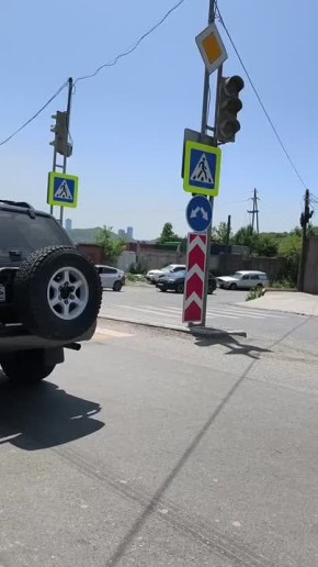 В районе Луговой, 47 во Владивостоке водитель Toyota RAV4 при повороте налево не пропустил Toyota Mark ll. В результате столкновения седан выскочил на тротуар и сбил дорожный знак