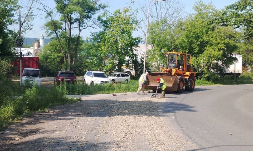 Сегодня в городе: чистка колодцев, установка дорожных знаков и лееров, грейдирование и устройство тротуаров, санитарная уборка и вывоз мусора