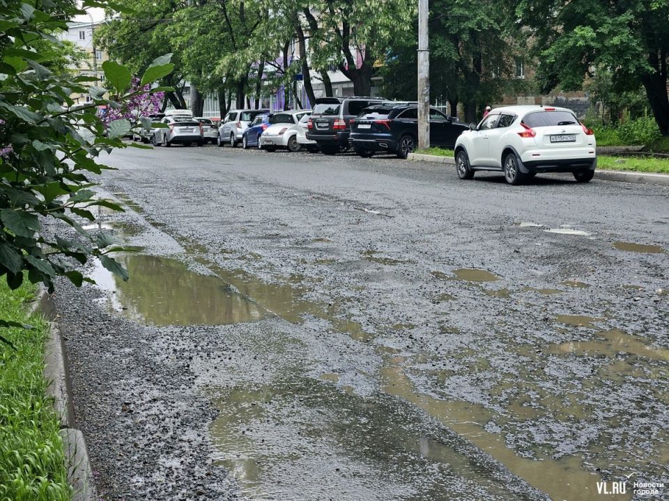 В районе Русской, 5 во Владивостоке повреждённое дорожное полотно размыло дождями до аварийного состояния
