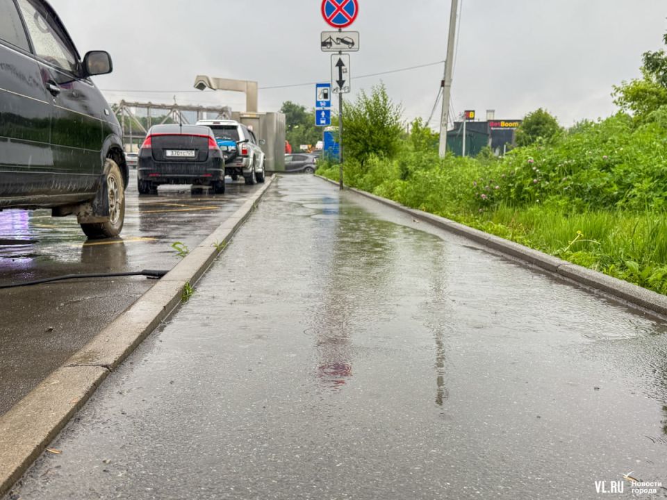 Во Владивостоке пошёл сильный дождь и традиционно начинает топить площадь Луговую