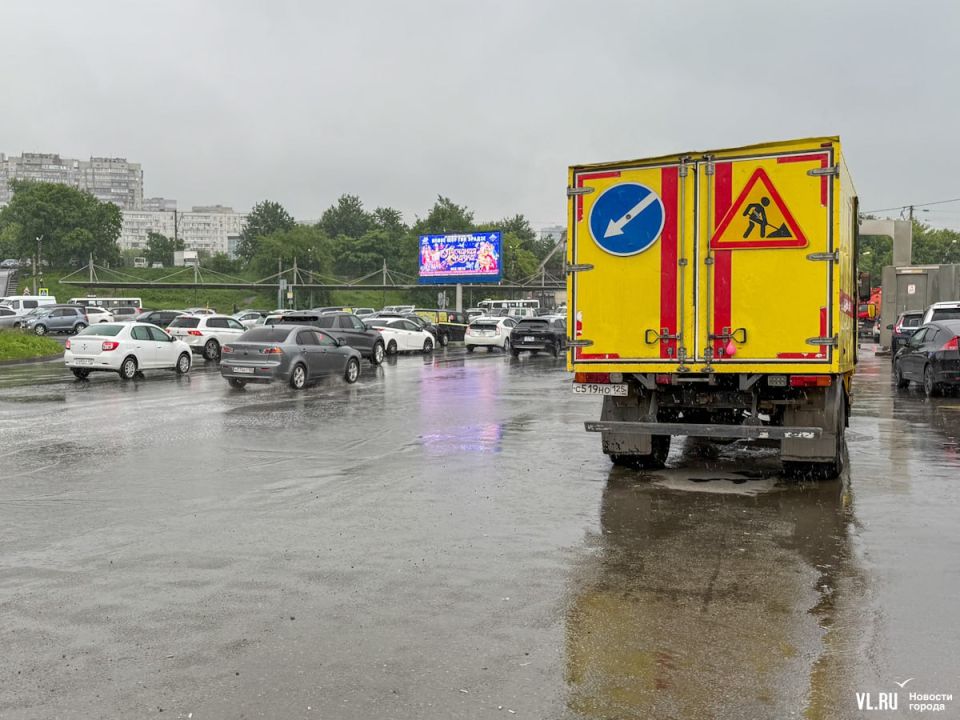 Во Владивостоке пошёл сильный дождь и традиционно начинает топить площадь Луговую