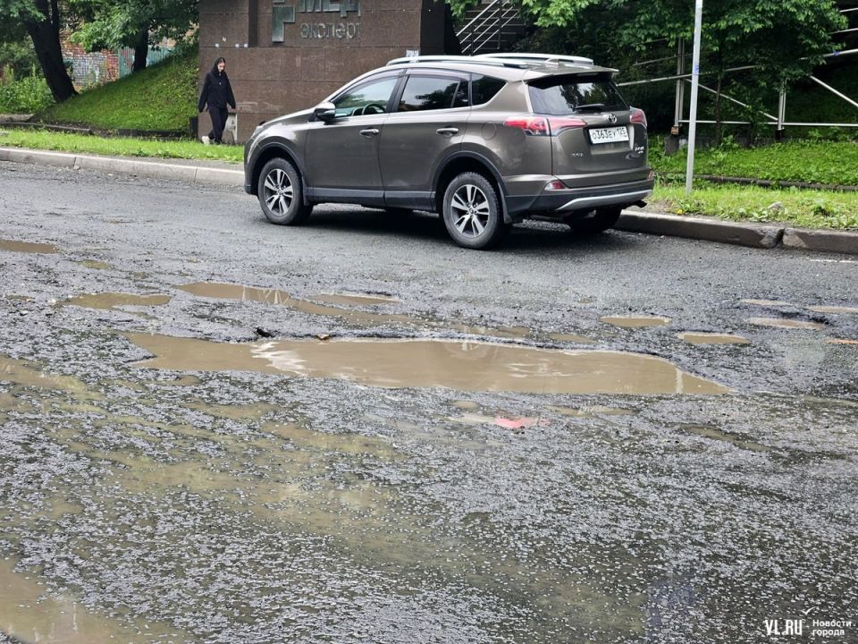 В районе Русской, 5 во Владивостоке повреждённое дорожное полотно размыло дождями до аварийного состояния