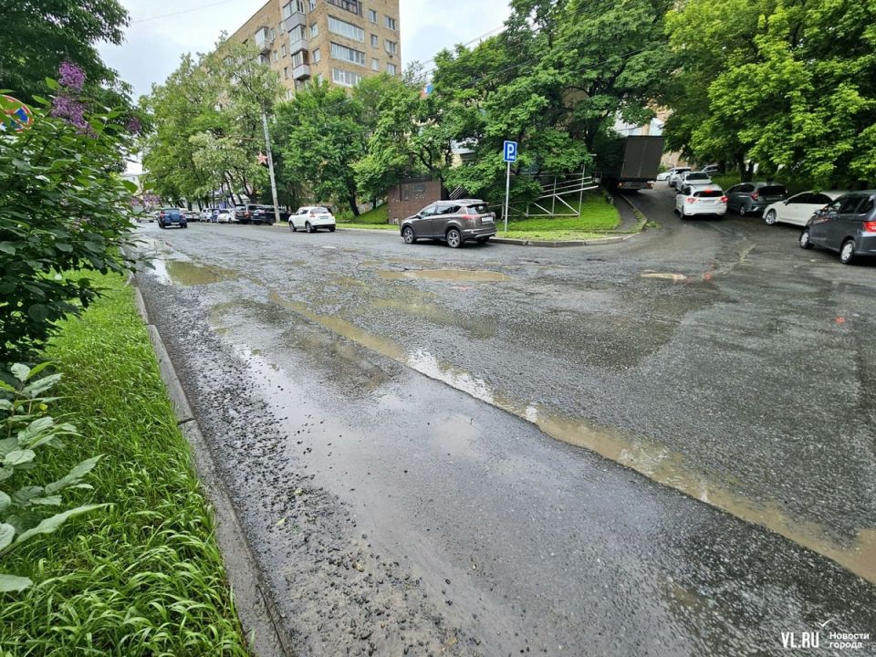 В районе Русской, 5 во Владивостоке повреждённое дорожное полотно размыло дождями до аварийного состояния