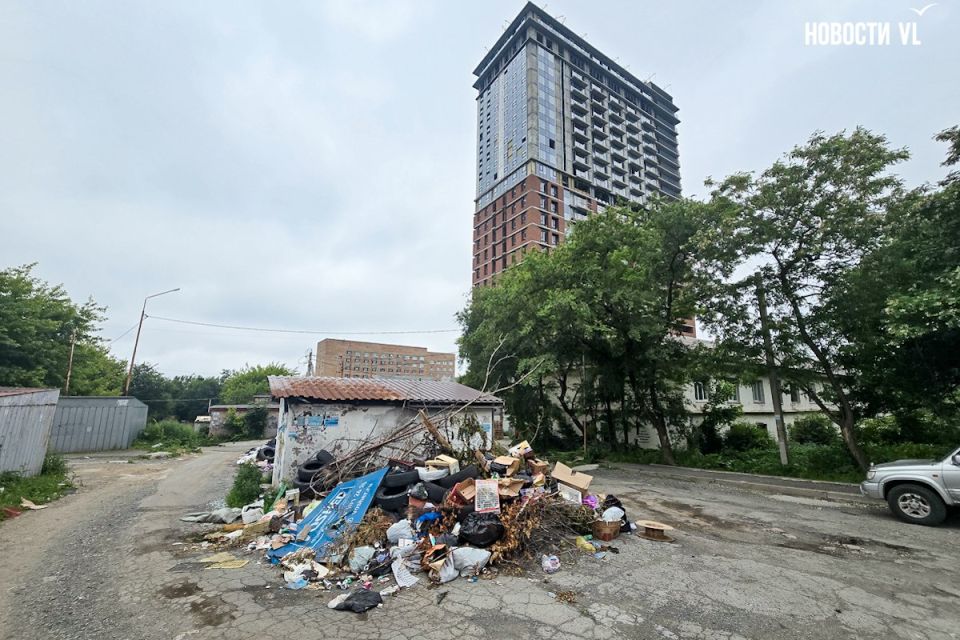 Стихийная свалка на Гамарника разрастается за счёт мусора во всего района