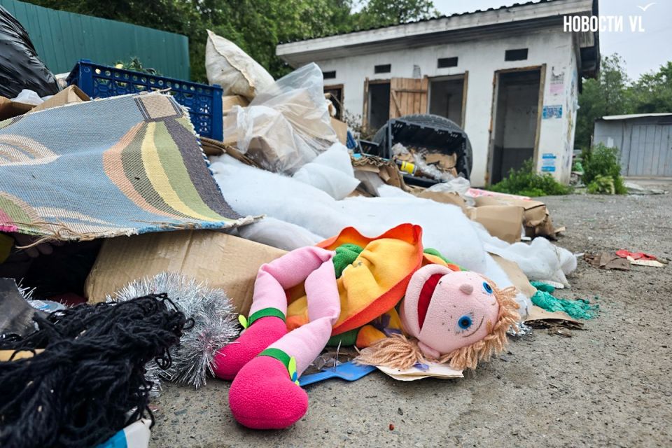 Стихийная свалка на Гамарника разрастается за счёт мусора во всего района
