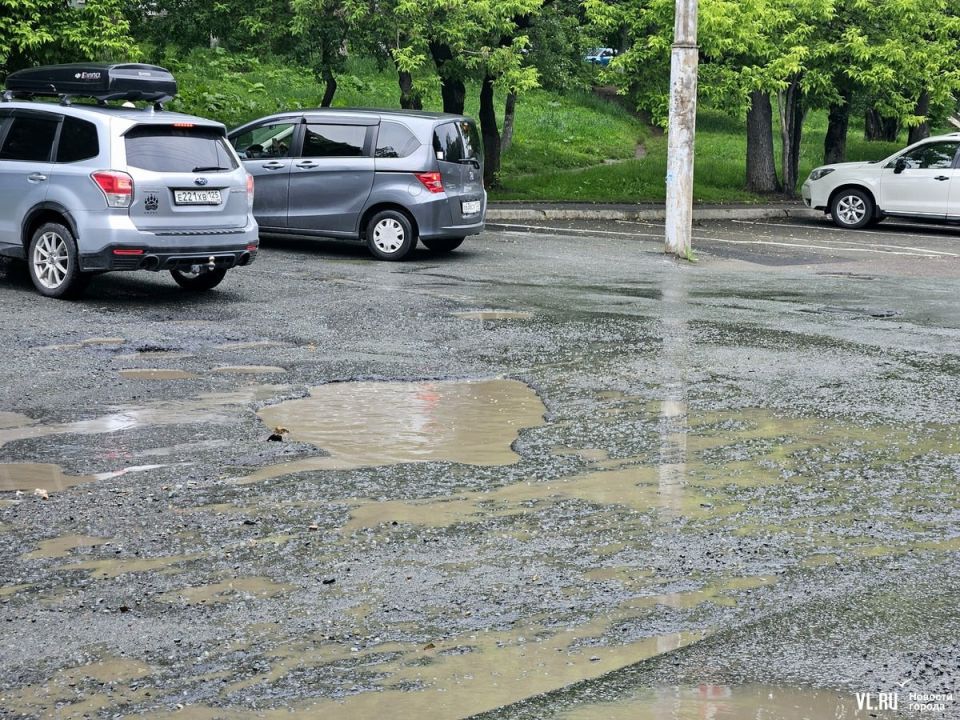 В районе Русской, 5 во Владивостоке повреждённое дорожное полотно размыло дождями до аварийного состояния