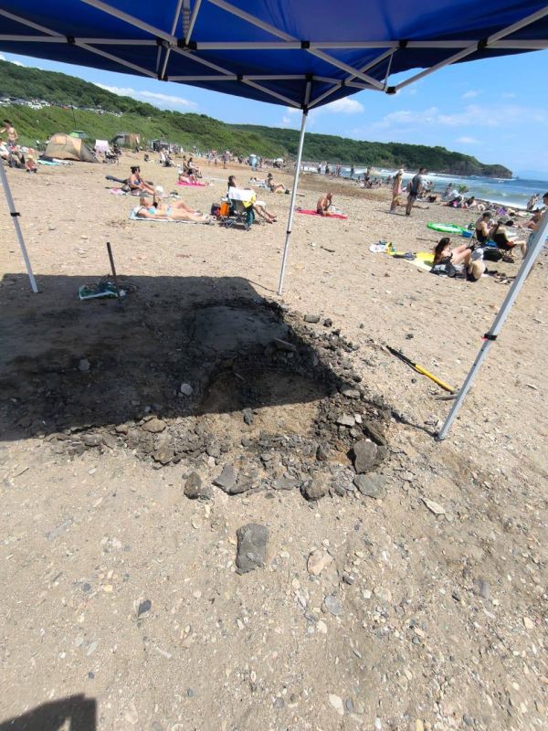 Во Владивостоке местный житель незаконно забетонировал участок пляжа и установил торговую палатку