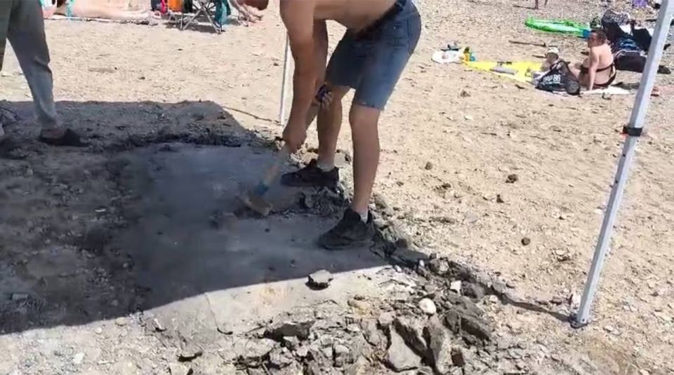 Во Владивостоке местный житель незаконно забетонировал участок пляжа и установил торговую палатку