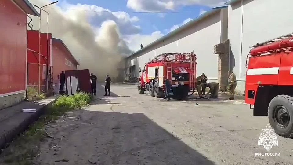 В Приморском крае огнеборцы МЧС России тушат склад