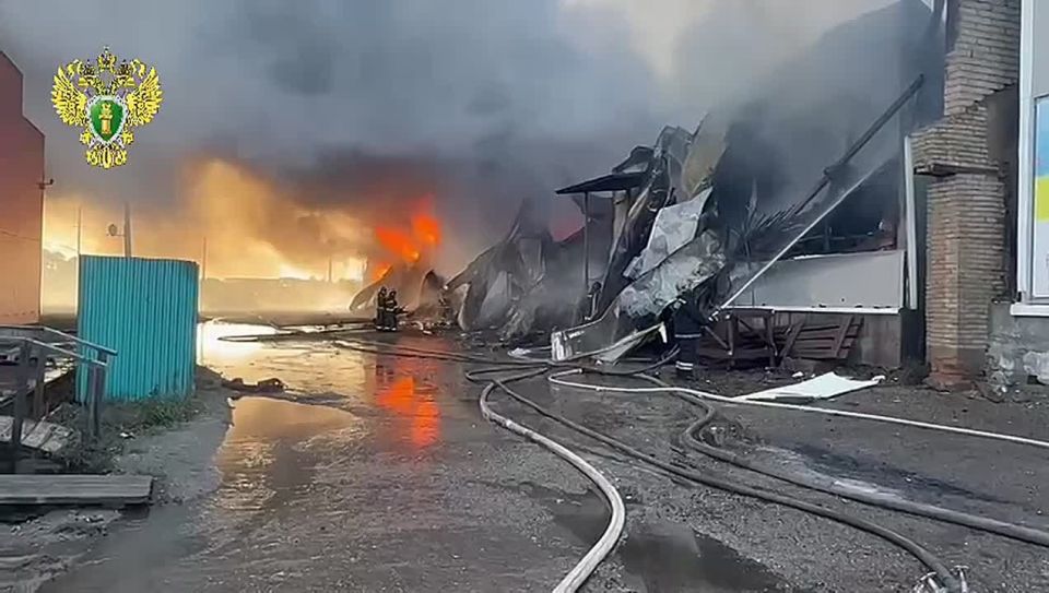 Прокуратура контролирует установление обстоятельств пожара на складе в Уссурийске
