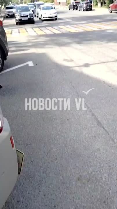 На Пушкинской каршеринговую машину бросили прямо посреди дороги, перед светофором