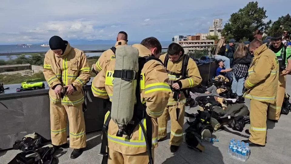 Во Владивостоке на территории самого высокого здания Дальнего Востока прошли ежегодные межрегиональные соревнования «Дальневосточная вертикаль» среди специалистов газодымозащитной службы МЧС России