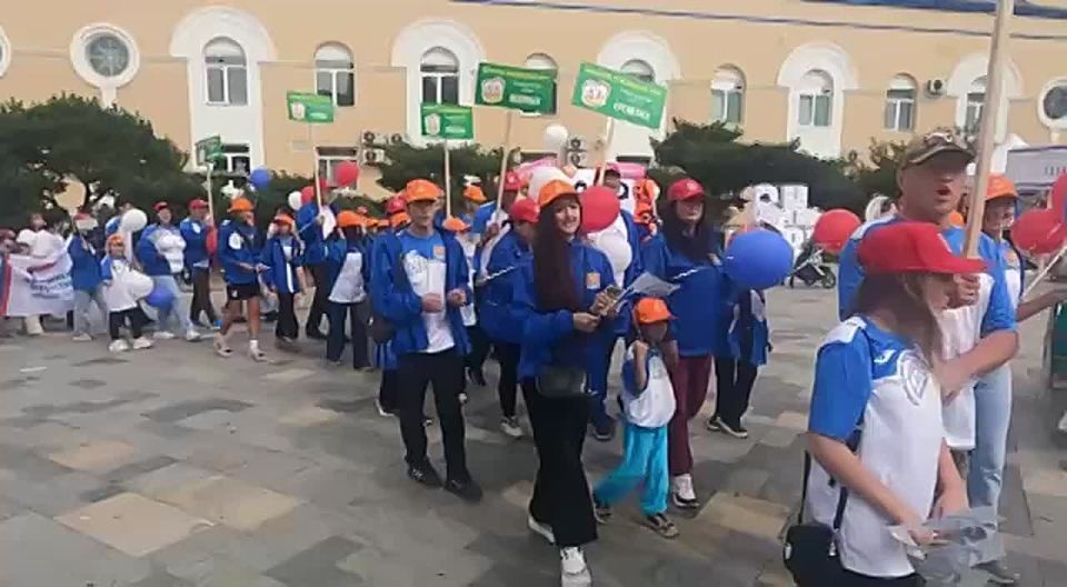 Во Владивостоке в преддверии нового праздника — дня многодетной семьи — прошел большой фестиваль, собравший целую демонстрацию