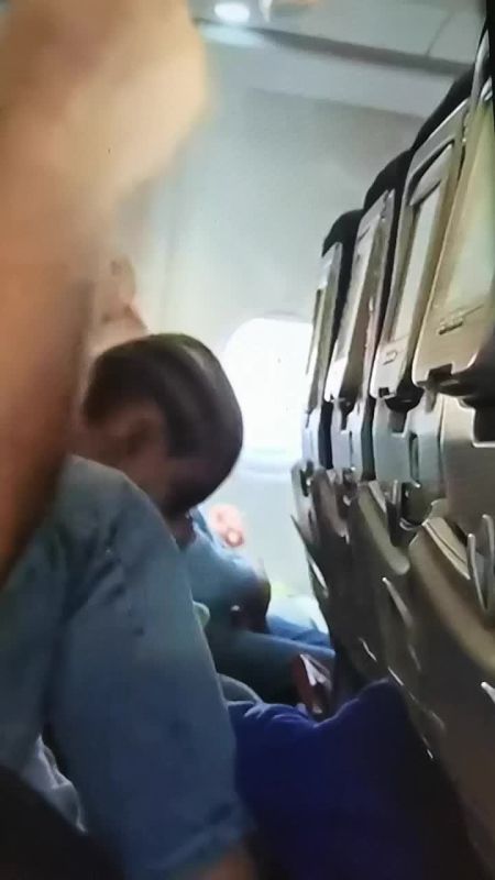 Во Владивостоке полиция разбирается с пассажиром, закурившим в самолёте