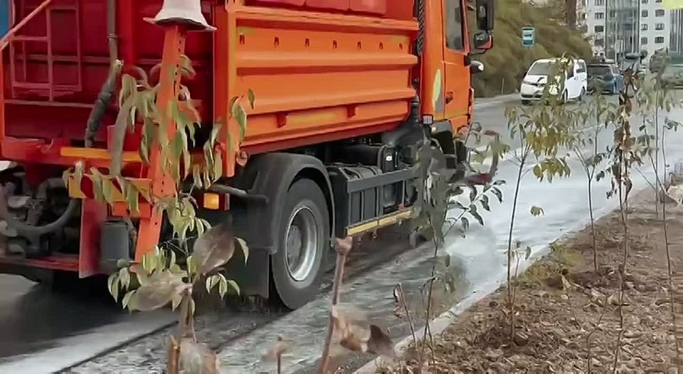 Поливомоечная техника в тестовом режиме вышла в микрорайоне Патрокл