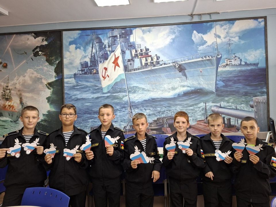 Нахимовцы создали открытки «Za мир» для морских пехотинцев