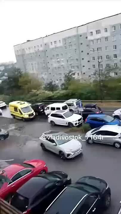 Жители и экстренные службы Владивостока бьют тревогу: улица Нейбута превратилась в зону хаотичной парковки, что создает серьезные препятствия для проезда спецтранспорта