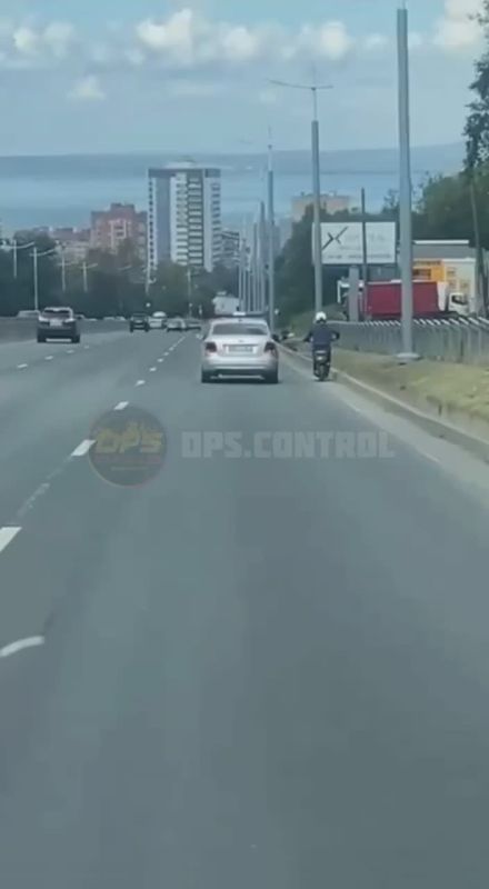 В пресс-службе городской Госавтоинспекции рассказали, что 23 сентября около 13:20 при несении службы в районе Маковского, 42В инспекторам дорожно-патрульной службы полка ДПС в поле зрения попал водитель мопеда, который...