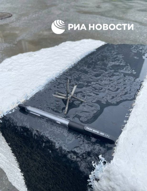 Двое мужчин, обвиняемые в распылении химиката через забор объекта погрануправления ФСБ в Магадане, прожгли краску одной машины до металла и использовали металлическую "звездочку", следует из кадров, имеющихся в распоряжении...