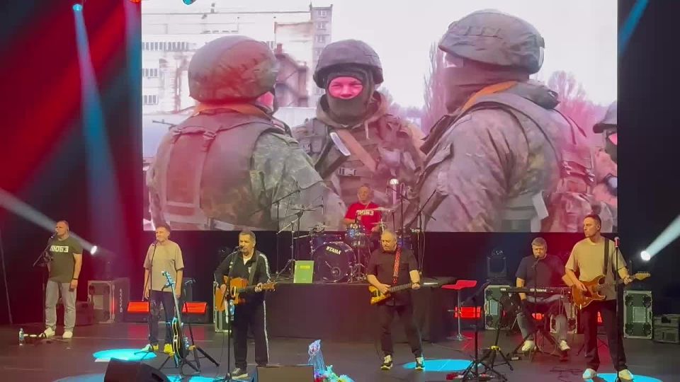 «И на рассвете вперёд уходит рота солдат, уходит, чтоб победить и чтобы не умирать»