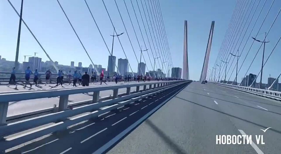 Марафонцы бегут по Золотому мосту