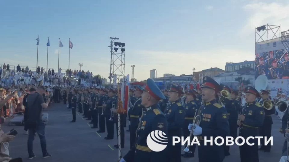 Гала-концерт первого фестиваля военных и духовых оркестров "Тихоокеанские марши" открыло выступление сводного оркестра, который исполнил а капелла гимн России, передает корреспондент РИА Новости